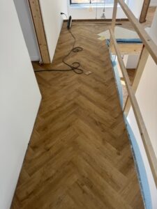 7_vinylboden_fischgraetmuster_oldenburg_maler-tappe.de_wardenburg_IMG_3617